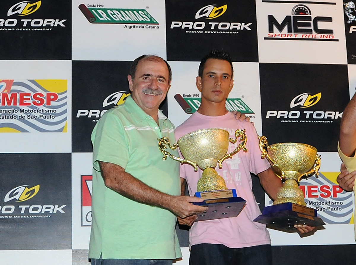 Governador entrega a taça de campeão na decisão do Campeonato